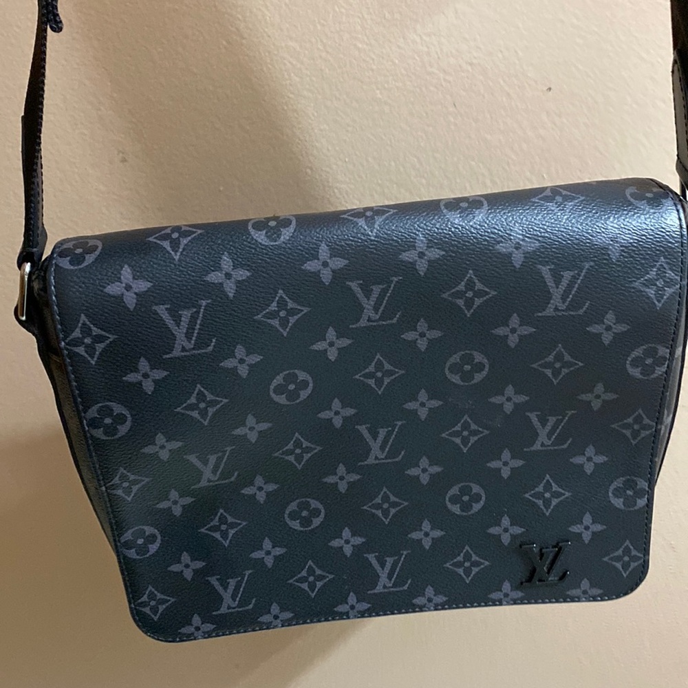 I am selling my Louis Vuitton Messenger bag. I had Bought A Smaller one.